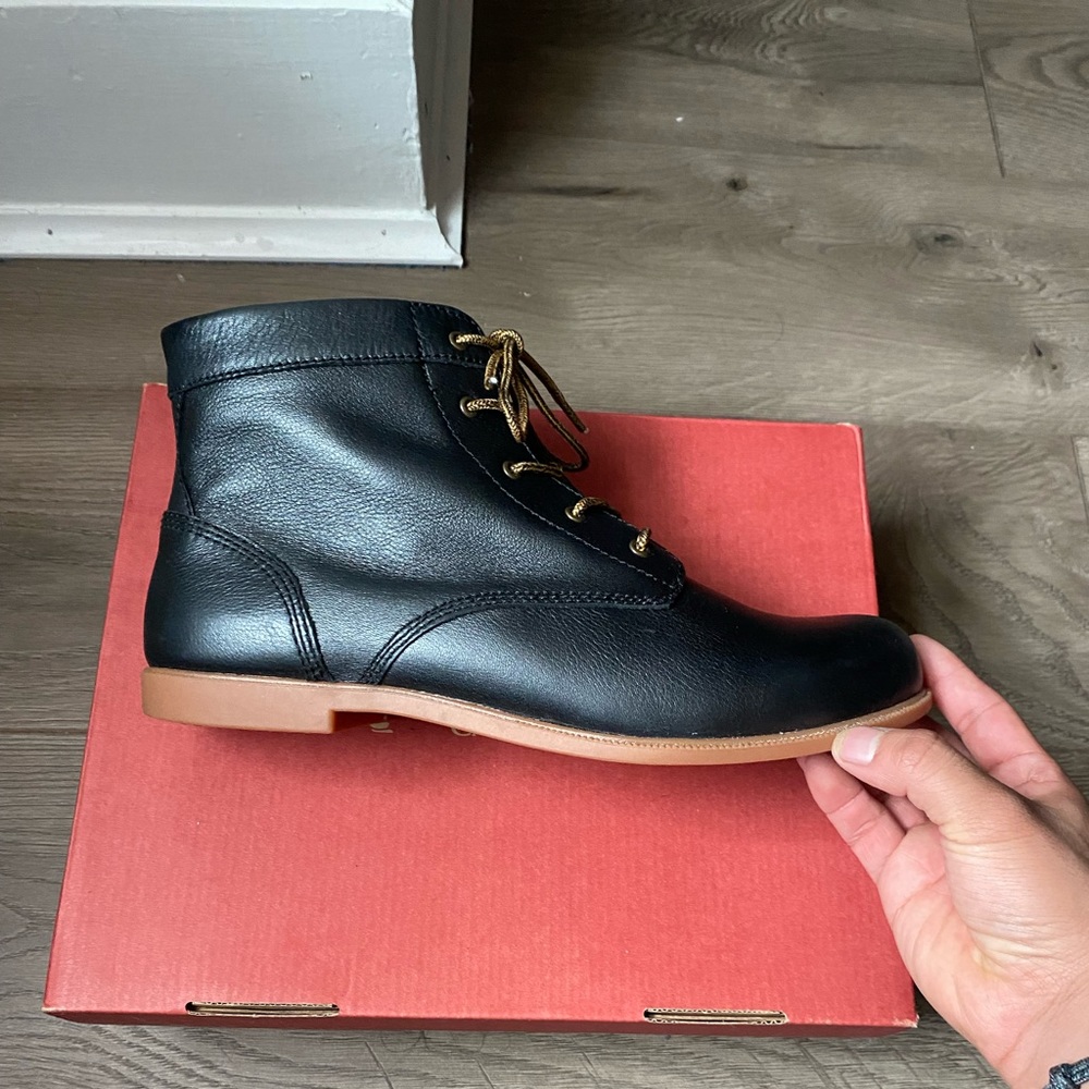 Size 9.5 in Women low rider black boots. Great for the fall.